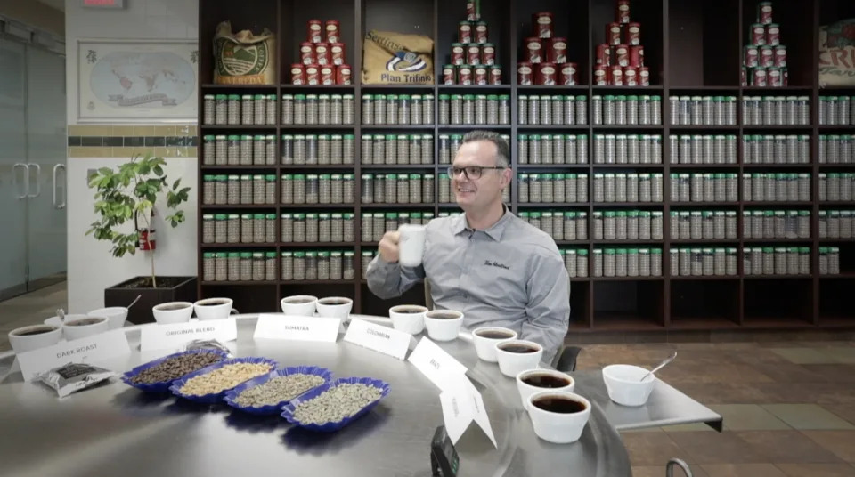 Kevin West, vedoucí coffee excellence v Tim Hortons pro 20 let, je zobrazen v pražírně kávy společnosti v Ancasteru, mít. 
