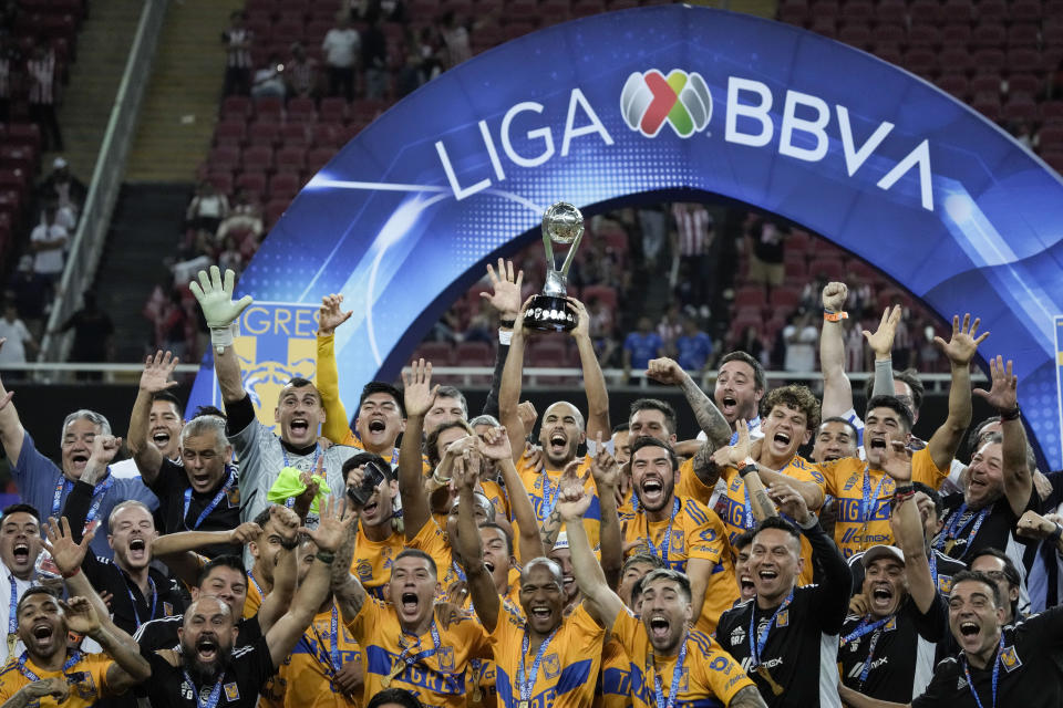 El capitán de Tigres Guido Pizarro alza el trofeo de campeones de la Liga MX tras la victoria 3-2 ante Guadalajara en la final, el domingo 28 de mayo de 2023, en Guadalajara. (AP Foto/Eduardo Verdugo)