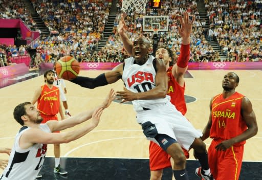 Kobe Bryant, jugador de Los Angeles Lakers salta para encestar durante la final de los Juegos Olímpicos de Londres 2012 entre Estados Unidos y España en el estadio North Greenwich de Londres, el 12 de agosto de 2012 (POOL/AFP/Archivos | Mark Ralston)