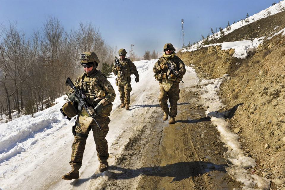 Soldados estadounidenses durante un control en Kabul, Afganistán. Una visualización de Strava reveló movimientos de los usuarios de la app cerca de bases militares