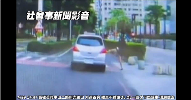 高雄一名年輕OL因為轎車不禮讓行人，抬腳飛踹車門，相當勁爆。（圖／取自社會事新聞影音）