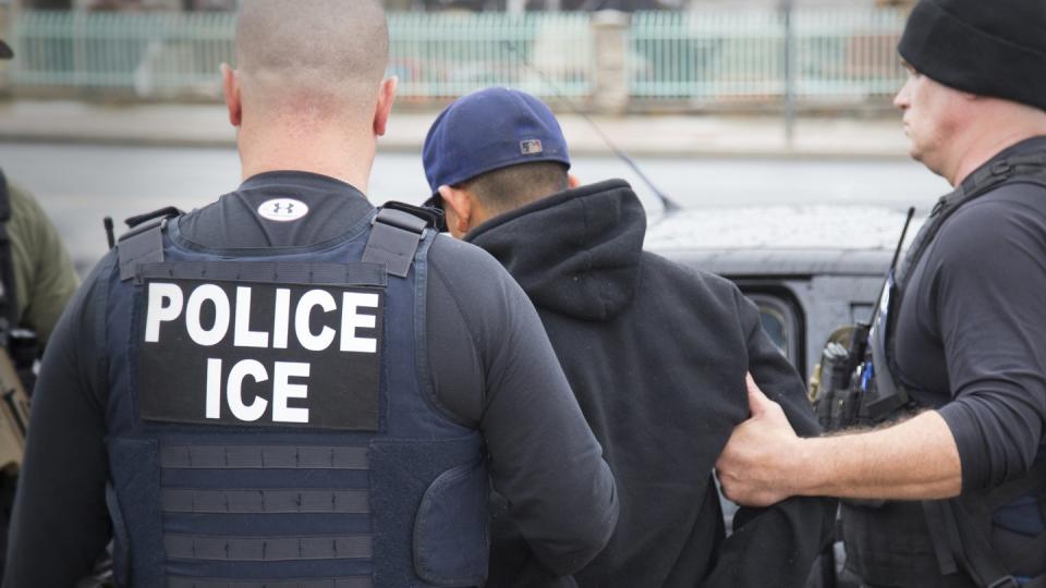 Polizisten der US-Immigration and Customs Enforcement Zollbehörde führen bei einer früheren Aktion einen Festgenommenen ab. Zurzeit gibt es keine Hinweise darauf, dass es am Sonntag zu Festnahmen im großen Stil kam. Foto: Charles Reed/US ICE/AP/Archiv