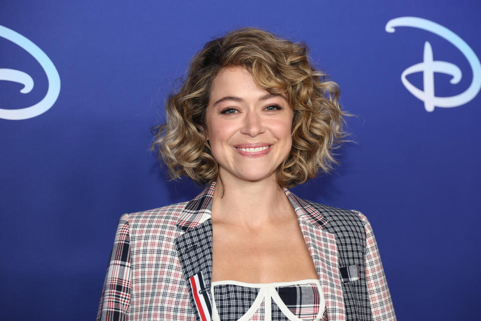 Tatiana Maslany asiste a 2022 ABC Disney Upfront en Basketball City - Pier 36 - South Street en 2022 in Nueva York. (Photo by Dia Dipasupil/Getty Images,)