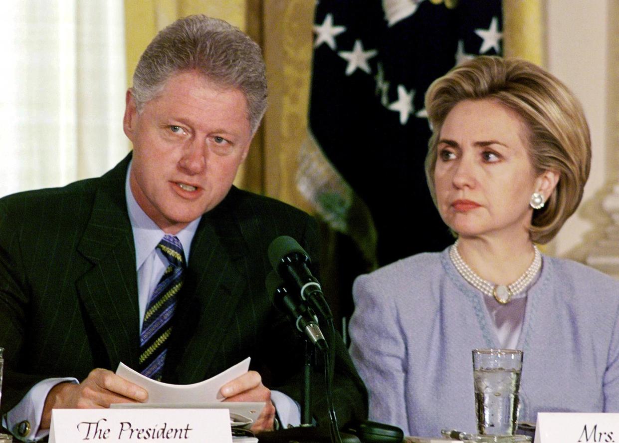 Bill y Hilary Clinton tras la infidelidad. (JOYCE NALTCHAYAN/AFP/Getty Images)