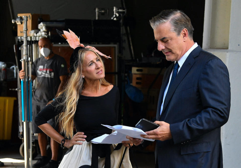 Des images qui font chaud au cœur. Sarah Jessica Parker et Chris Noth ont été photographiés ensemble sur le tournage de « And Just Like That », la suite de « Sex and the City » ce lundi 2 août. Dans les rues de New York, le couple iconique s’est donné la réplique pour le plus grand plaisir des fans de la série.Un rebondissement à venirPourtant, rien ne semble simple pour le couple qui s’était marié dans le premier film de la saga. En effet, une page du scénario photographiée par « Page Six » récemment semblait indiquer que Carrie et Mr Big faisaient désormais face à des difficultés dans leur mariage voire qu’ils étaient divorcés. Il faudra attendre la diffusion de ces dix nouveaux épisodes pour avoir la réponse. Lire aussi >> Sex And The City : comment s’habillerait la bande de copines en 2020 ? Outre Mr Big, les enfants de Charlotte et Miranda (Lily, Rose et Brady) ont également été aperçus sur le tournage récemment. L’occasion pour les fans de voir à quel point ils ont grandi.Projet particulièrement attendu par les amateurs de séries télévisées, la suite de la série culte « Sex and the City » a débuté son tournage à New York il y a quelques semaines avant sa diffusion prévue sur HBO. Un tournage largement documenté par les actrices, visiblement heureuses de reprendre leurs rôles et de se retrouver. Kim Cattrall, alias Samantha Jones, sera la grande absente de ce revival qui arrive plus de dix ans après la sortie du deuxième film au cinéma. Aucune date de sortie n’a pour le moment été annoncée.