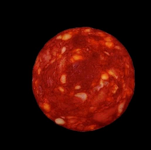 法國知名科學家埃蒂安·克萊因用西班牙香腸發布稱是用詹姆斯·韋伯太空望遠鏡拍攝的恆星照片&nbsp;&nbsp;&nbsp;圖:翻攝自環球網