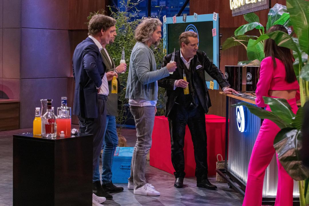 Die DHDL-Löwen Carsten Maschmeyer, Tillman Schulz, Nils Glagau, Ralf Dümmel und Tijen Onaran nehmen kukki Cocktail geschmacklich genau unter die Lupe (Bild: RTL/Bernd-Michael Maurer)