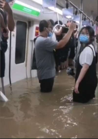 中國河南20日遭暴雨襲擊，鄭州地鐵被淹，傳出至少12死5傷。（翻攝微博）