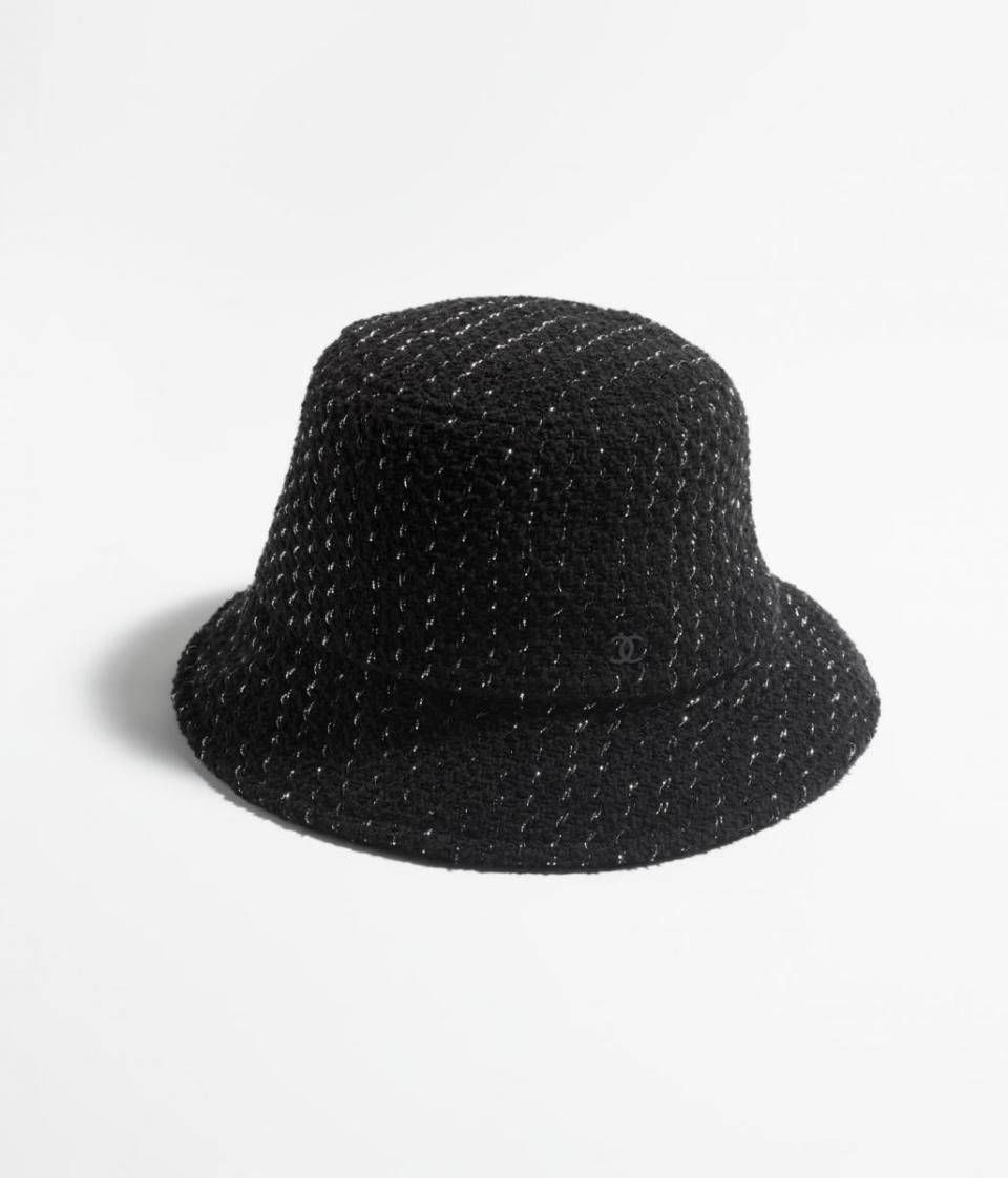 時裝迷都知道Chanel最經典的莫過於斜紋軟呢的面料，而2023春夏悄悄地住到時髦漁夫帽上 Source:Chanel