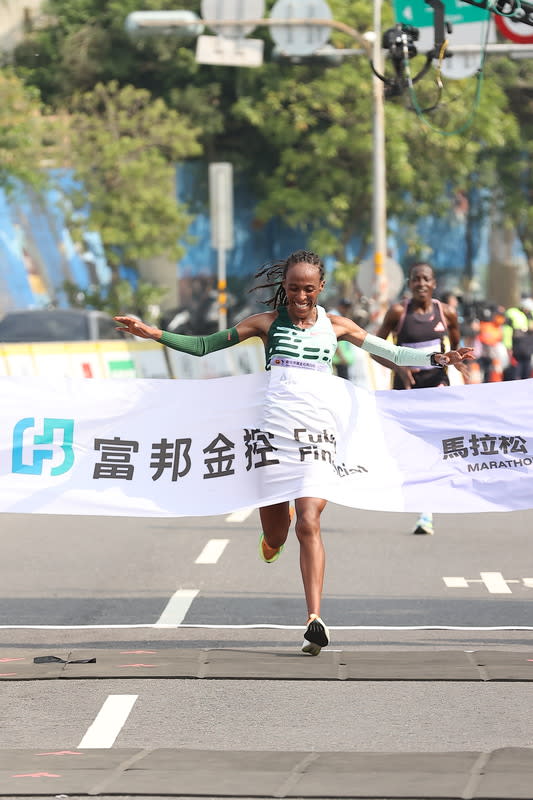 萬金石馬拉松女子組  衣索比亞選手奪冠 2024年萬金石馬拉松是獲世界田徑總會金標籤認證賽 事，17日清晨在新北市萬里翡翠灣登場，女子組由衣 索比亞選手阿米德（Fozya Jemal AMID）取得冠軍。 （大會提供） 中央社記者王鴻國傳真  113年3月17日 