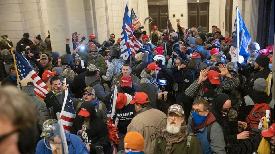 Seguidores de Donald Trump durante el asalto al Capitolio.