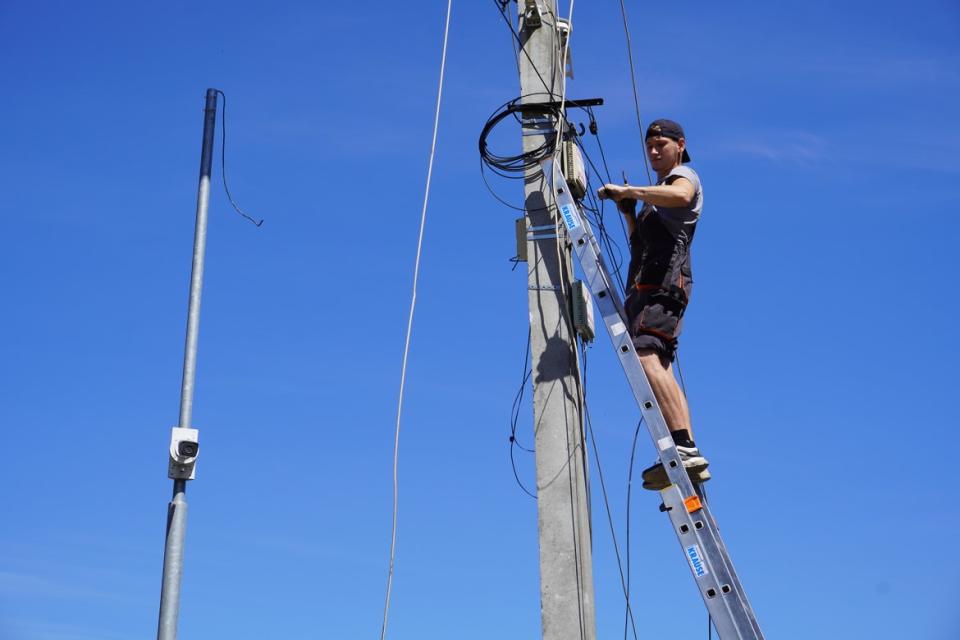 <div class="inline-image__caption"><p>A man repairs power cables that were downed by the missile strikes.</p></div> <div class="inline-image__credit">Stefan Weichert</div>