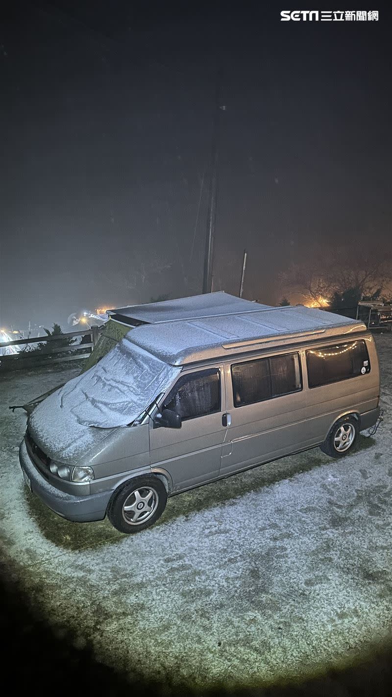 新竹縣尖石後山「雨夾冰霰」，露營車和草地結了一層薄冰。（圖／記者羅欣怡攝影）