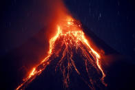 <p>Lava desciende por las laderas del volcán Mayón durante su erupción por segundo día consecutivo el martes 23 de enero de 2018, como se aprecia desde la ciudad de Legazpi, en la provincia de Albay, al sureste de Manila, Filipinas. (AP Foto/Bullit Marquez) </p>