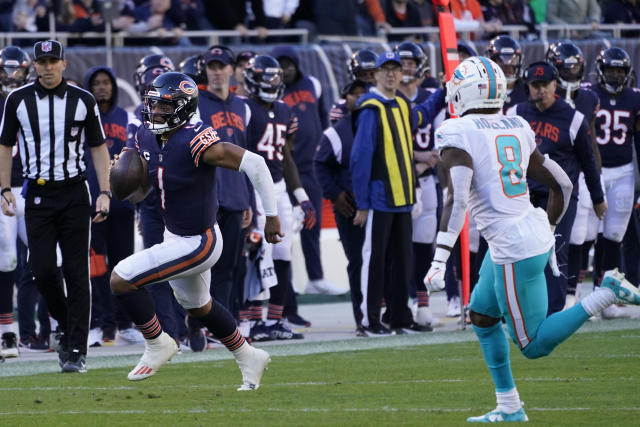 Chicago Bears quarterback Justin Fields talks the snap from center during  an NFL football game against the Miami Dolphins Sunday, Nov. 6, 2022, in  Chicago. (AP Photo/Charles Rex Arbogast Stock Photo - Alamy