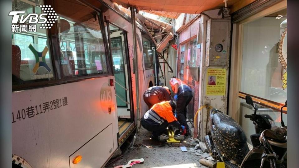 公車不明原因擦撞民宅屋簷，造成2人受傷送醫。（圖／TVBS）