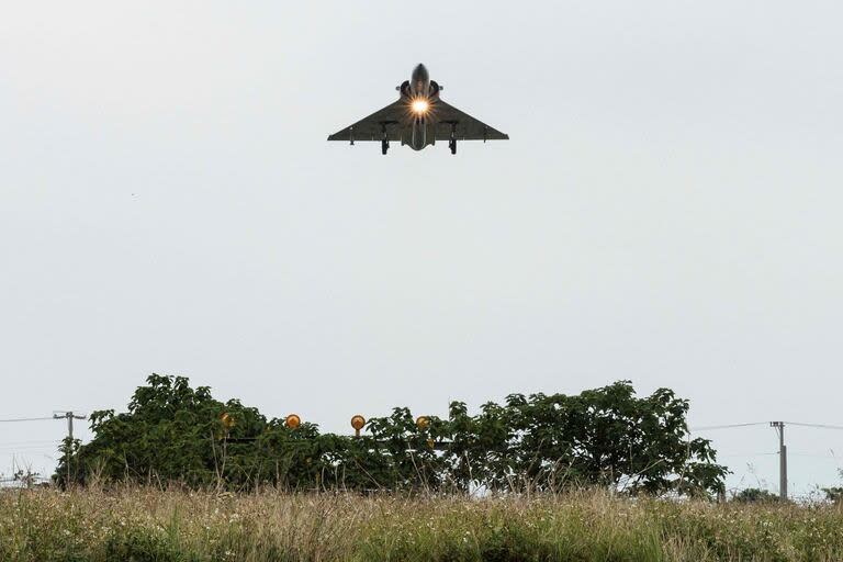 Un avión de combate Mirage 2000 de la Fuerza Aérea de Taiwán se acerca para aterrizar en una base de la fuerza aérea en Hsinchu, en el norte de Taiwán, el 23 de mayo de 2024.