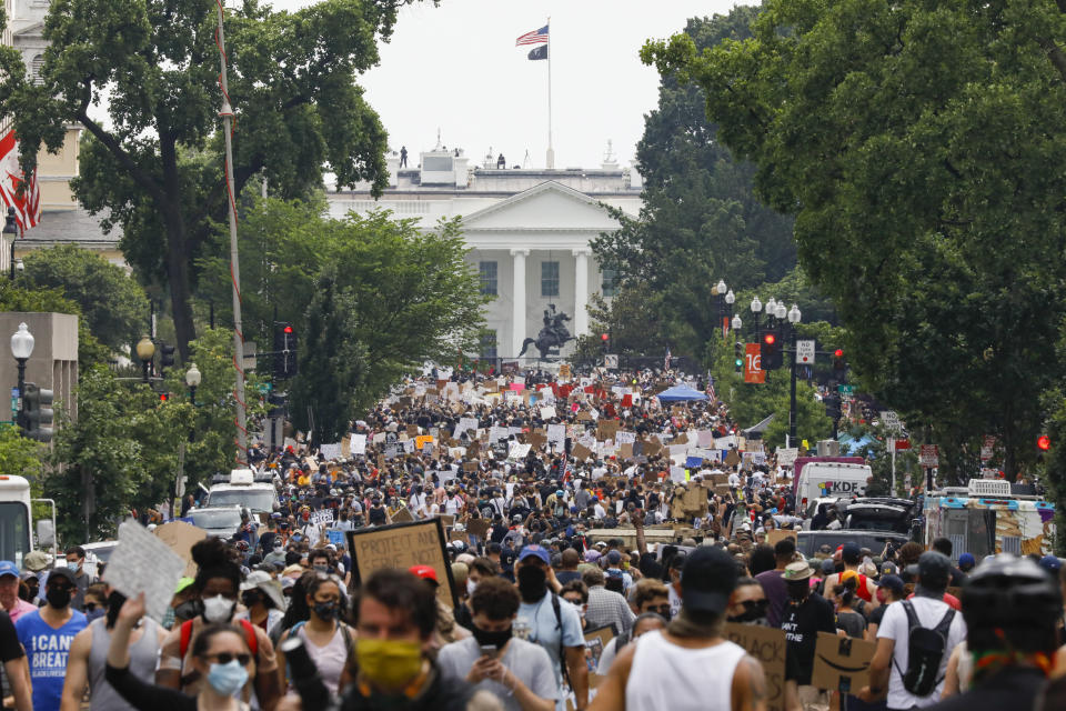 Manifestantes protestan por la muerte del afroestadounidense George Floyd cuando estaba detenido por la policía en Minneapolis, durante una movilización cerca de la Casa Blanca, en Washington, el sábado 6 de junio de 2020. (AP Foto/Jacquelyn Martin)