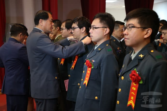 國防部後備指揮部指揮官湯中將18日為晉任的後備軍人授階。（軍聞社記者蔡宗恆攝）