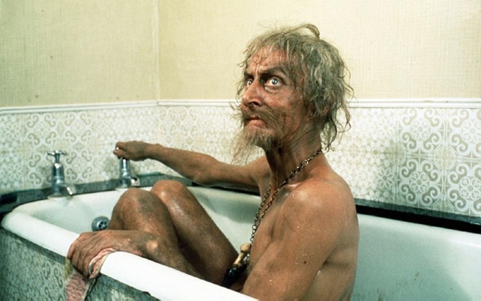 Baden? - War nicht so sein Ding: Catweazle (Geoffrey Bayldon) knallte aus dem Jahr 1066 in die 1970er-Jahre und verbreitete in der gleichnamigen Comedy-Serie viel Freude bei den Zuschauern. 2017 starb der Schauspieler Geoffrey Bayldon im Alter von 93 Jahren. (Bild: Koch Media)