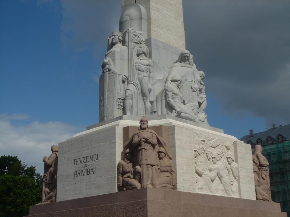 紀念碑石灰岩基座的雕刻述說「1905年的俄國革命」和「拉脫維亞的獨立」。圖／蔡嘉淩提供