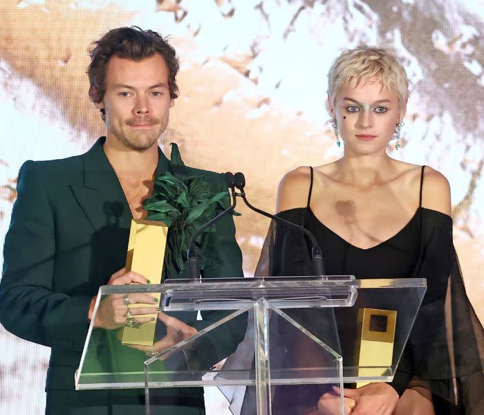 Harry Styles y Emma Corrin en Toronto recogiendo un Tribute Award