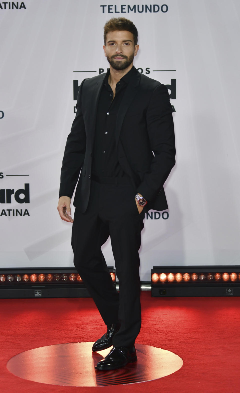 Pablo Alborán llega a la ceremonia de los Premios Billboard de la Música Latina el miércoles 21 de octubre del 2020 en el BB&T Center en Sunrise, Florida. (Jim Rassol/Invision/AP)