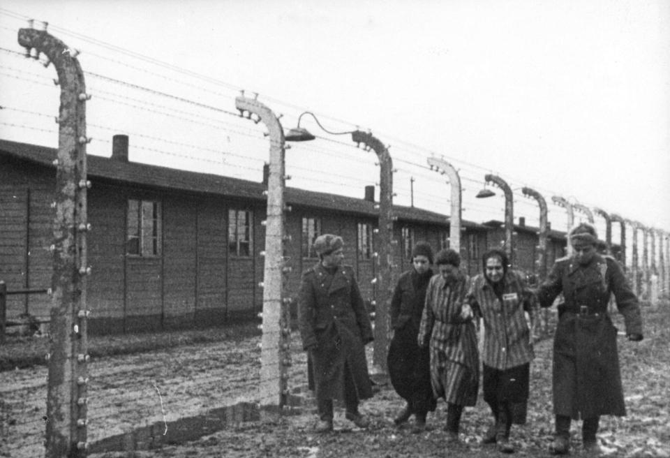 soviet soldiers with liberated prisons in 1945 (REUTERS:HO AUSCHWITZ MUSEUM).JPG