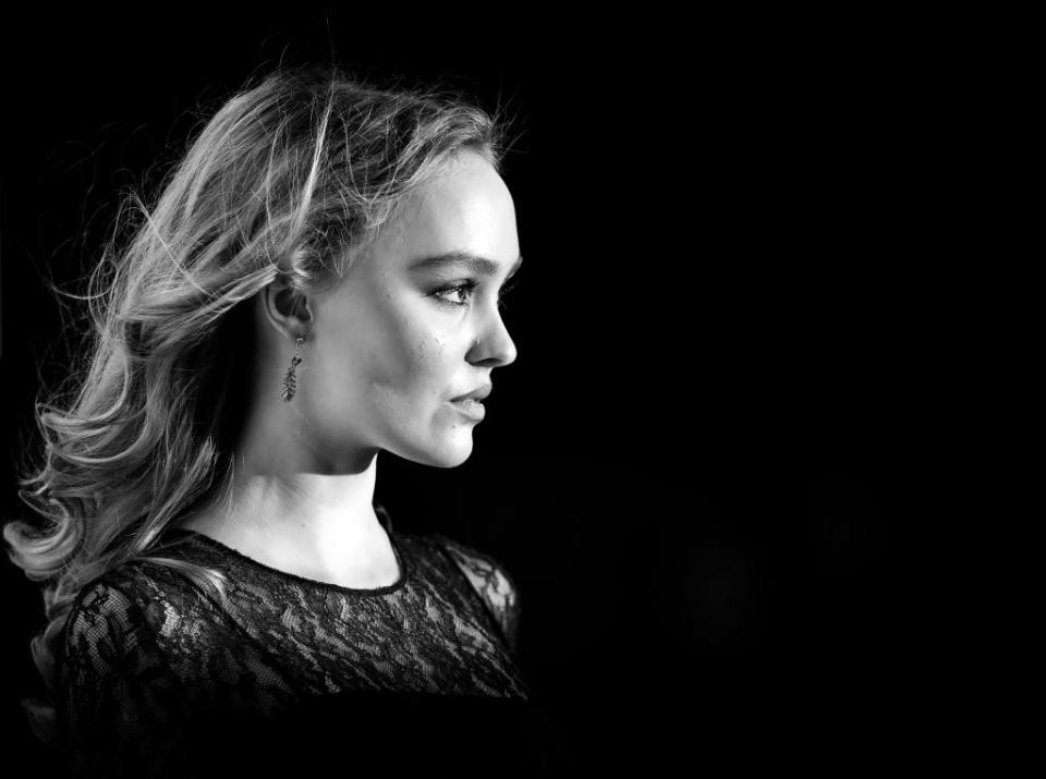 Lily-Rose Depp ne se contente pas de poser dans des défilés de mode ou de jouer dans des films. Elle est également une actrice engagée. Elle fait partie du Collectif 50/50, qui lutte pour l'égalité des femmes et des hommes dans le cinéma et l'audiovisuel. En 2015, elle s'est affichée soutenant le Self Evident Project, une campagne LGBT. À ce sujet, elle déclarait alors : <em>"Pour moi la liberté d'être et d'aimer, c'est la chose la plus importante qui soit. Tout le monde a le droit d'aimer qui il veut, de vivre comme il veut"</em>. Lily-Rose Depp est également engagée contre le Sida. (<em>crédit Getty</em>)