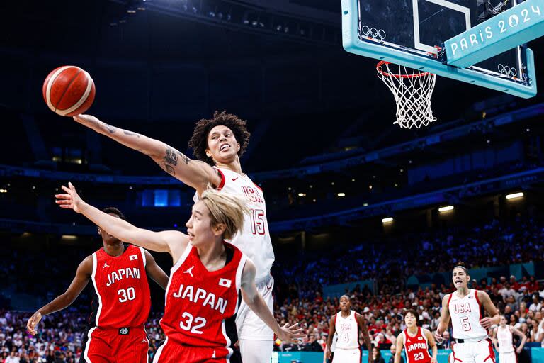 Brittney Griner (N° 15 de Estados Unidos) tomando un rebote ante Japón, en Lille, durante los Juegos Olímpicos; en 2022 estuvo once meses en prisión, en Rusia