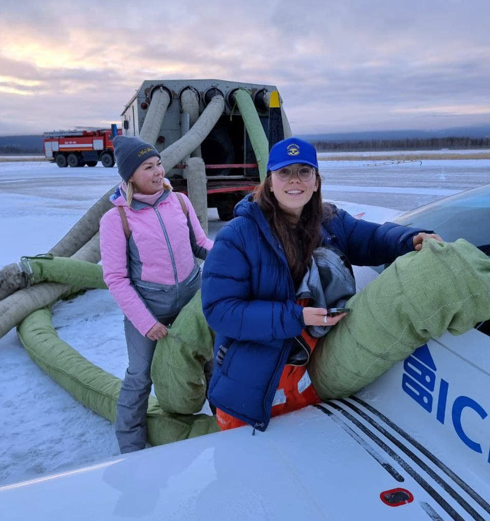 Zara Rutherford reposta su avión en el aeropuerto Magadán-Sokol en Rusia, en noviembre de 2021. (FlyZolo vía The New York Times)
