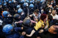 <p>La polizia ha effettuato diverse cariche quando i manifestanti hanno tentato di forzare il cordone delle forze dell'ordine. Tra i manifestanti che hanno dato vita al sit in davanti alla Camera si sarebbero infiltrati diversi gruppi di estremisti con l'obiettivo di strumentalizzare il disagio sociale e far salire la tensione. E' la lettura che arriva da fonti investigative che in queste ore stanno ricostruendo quanto avvenuto in piazza Montecitorio. (Foto Cecilia Fabiano/ LaPresse)</p> 