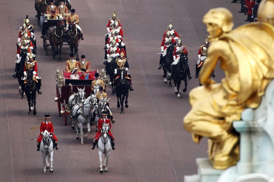 Kate Middleton and Prince William head to Buckingham Palace