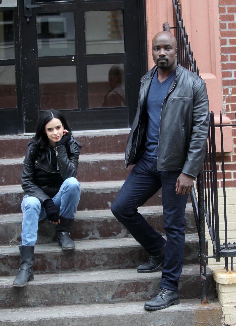 "A.K.A. Jessica Jones" ist die zweite Serienkooperation zwischen Marvel und Netflix und spielt im selben Kosmos wie "Daredevil": Krysten Ritter als Detektivin Jessica Jones und Mike Colter als Superheld Luke Cage, der ebenfalls seine eigene Serie bekommen wird, machen auf den ersten Bildern vom Set in Brooklyn einen richtig guten Eindruck. Die Netflix-Serie wird für Ende 2015 erwartet.