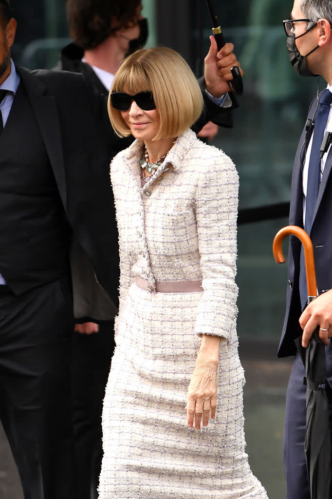 <p>Un sourire énigmatique, un carré parfaitement brushé et des lunettes noires même un jour de pluie en pleine semaine de la mode parisienne… Évidemment, la silhouette d’Anna Wintour a été aperçue à quelques mètres du Grand Palais Éphémère où se déroulait le défilé Chanel ! ©Getty Images</p> 