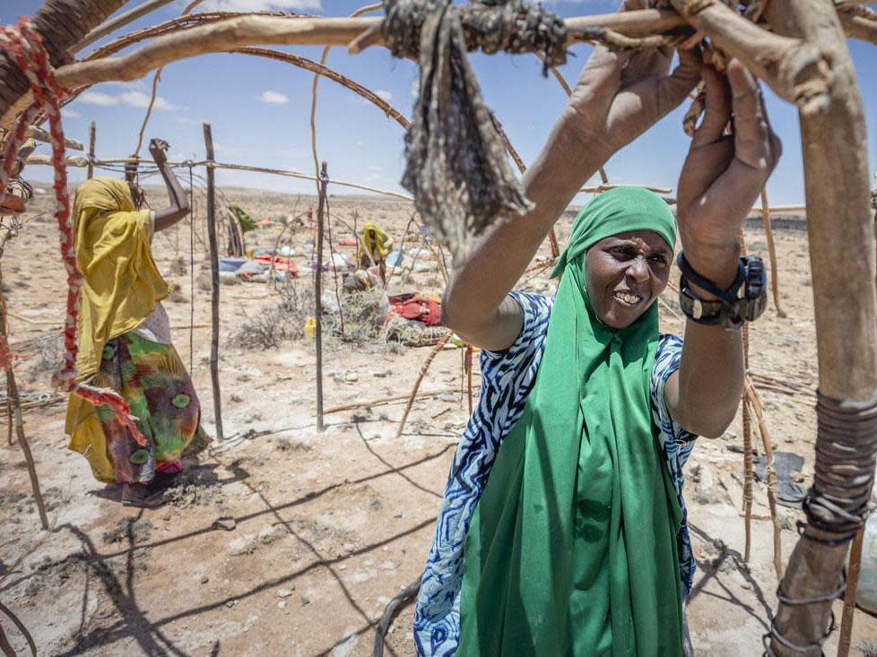 Farhia, a 25-year-old pastoralist in northern Somalia sets up home after moving for the fourth time in search of rain: Petterik Wiggers/Oxfam