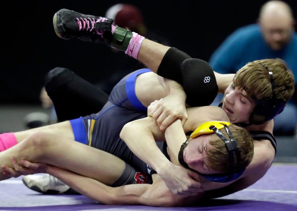 Valders High School's Maddux Wendling against Pardeeville High School's Jackson Preston in a Division 3 boys 113-pound quarterfinal match during the 2023 WIAA individual state wrestling tournament on Friday, February 24, 2023 at the Kohl Center in Madison, Wis. Wm. Glasheen USA TODAY NETWORK-Wisconsin