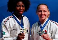 La Française Marie-Eve Gahié, médaillée d'or (-70 kg) et sa compatriote Margaux Pinot, médaillée de bronze dans la même catégorie, posent aux Championnats d'Europe de judo, le 30 avril 2022 à Sofia (AFP/Nikolay DOYCHINOV)