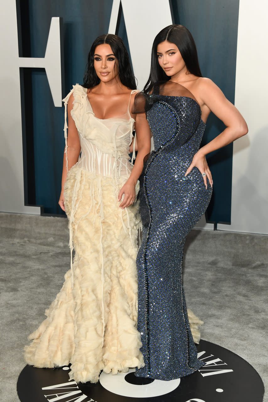 Kim Kardashian、Kylie Jenner 共同參加 2020 Vanity Fair Oscar party。