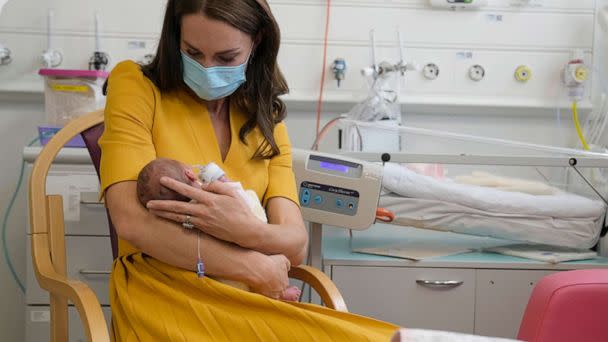 PHOTO: Kate, the Princess of Wales, cradles baby Bianca as she speaks to her mother Sylvia Novak, during a visit to the Royal Surrey County Hospital's maternity unit, in Guilford, England, Oct. 5, 2022. (Alastair Grant/Pool via AP)