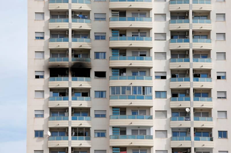 Facade of the house where a fire broke out. Three people from the same family, including a minor, died and 15 others were injured in a house fire on the eleventh floor of a building on Avenida Marineros. As a result, about 100 people were evacuated, while others were confined to their homes. All the injured have been discharged. Joaquín Reina/EUROPA PRESS/dpa