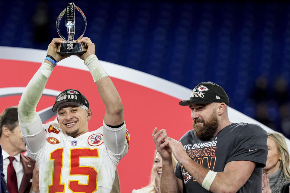 El quarterback Pat Mahomes de los Chiefs de Kansas City alza el trofeo de campeones de la Conferencia Americana junto al tight end Travis Kelce tras la victoria ante los Ravens de Baltimore, el domingo 28 de enero de 2024, en Baltimore. (AP Foto/Alex Brandon)