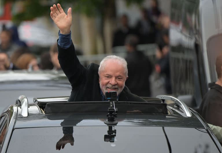 El expresidente brasileño (2003-2010) y candidato del izquierdista Partido de los Trabajadores (PT) Luiz Inacio Lula da Silva saluda al salir del colegio electoral después de votar durante las elecciones legislativas y presidenciales, en Sao Paulo, Brasil, el 2 de octubre de 2022