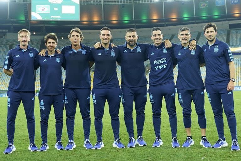 La foto del cuerpo técnico entero, ya en un Maracaná vacío, que Scaloni posteó en su perfil de Instagram