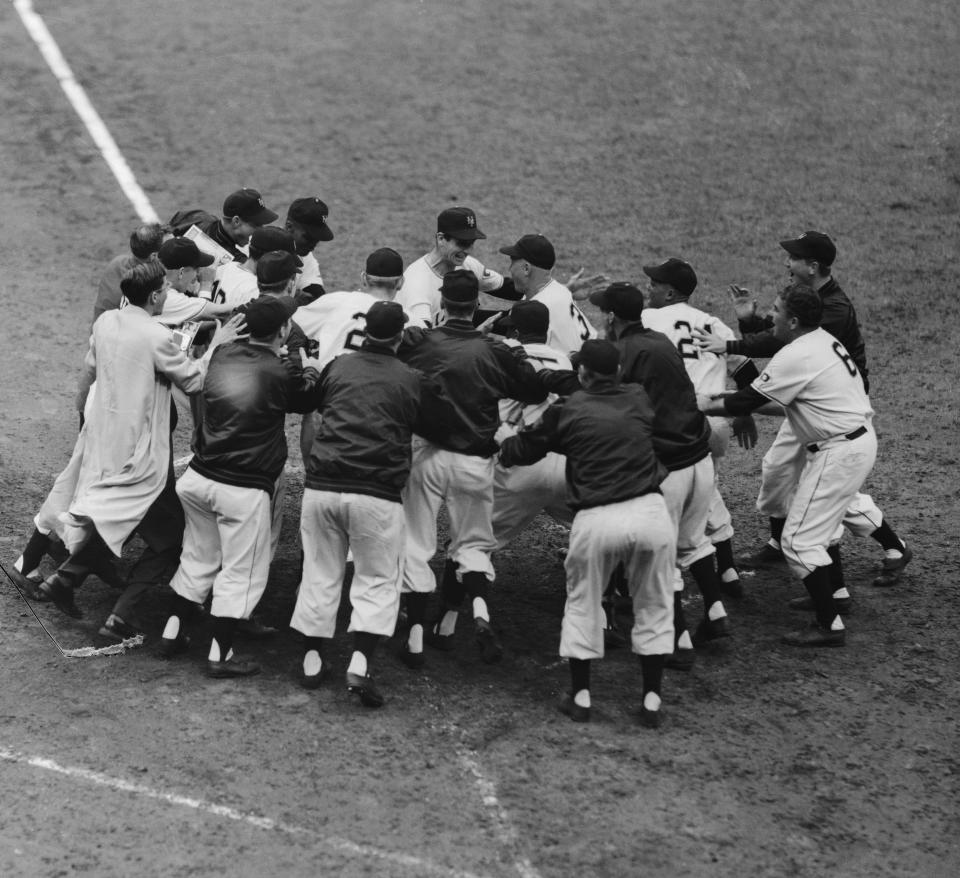 The Giants mengerumuni Thomson di home plate. (Arsip Bettmann/Getty Images)