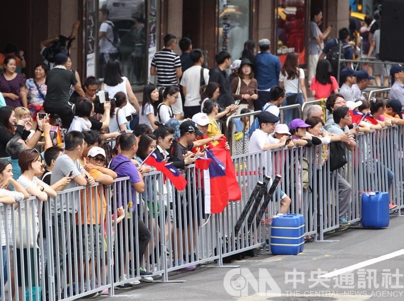 <p>在世大運表現亮眼的中華隊好手31日參加「台灣英雄大遊行」。不少民眾已聚集在館前路前夾道等待。(中央社) </p>