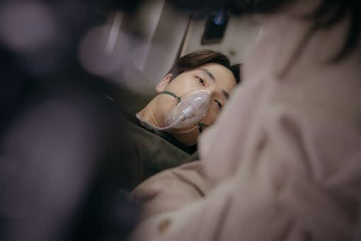 金正鉉飾演的具承俊在完結篇開頭就「領便當」逼哭觀眾。（圖／Netflix提供）