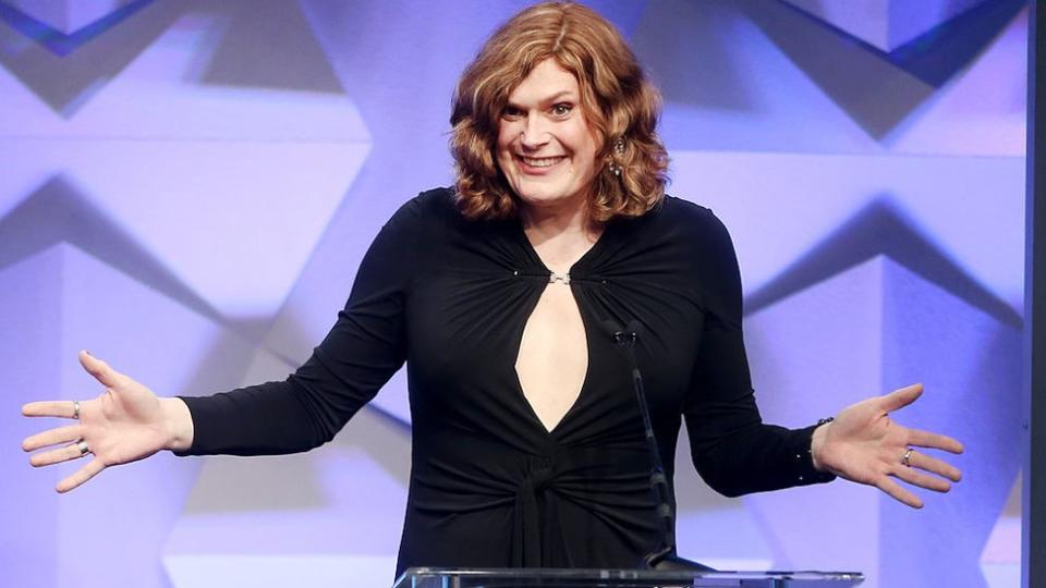 Lilly Wachowski acepta un premio GLAAD por la serie Sense 8 en 2016