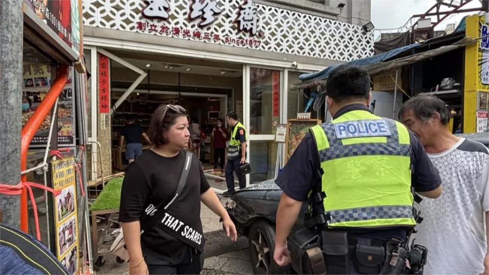 轎車突衝進鹿港「玉珍齋」店內！　玻璃碎滿地、共兩人輕傷送醫