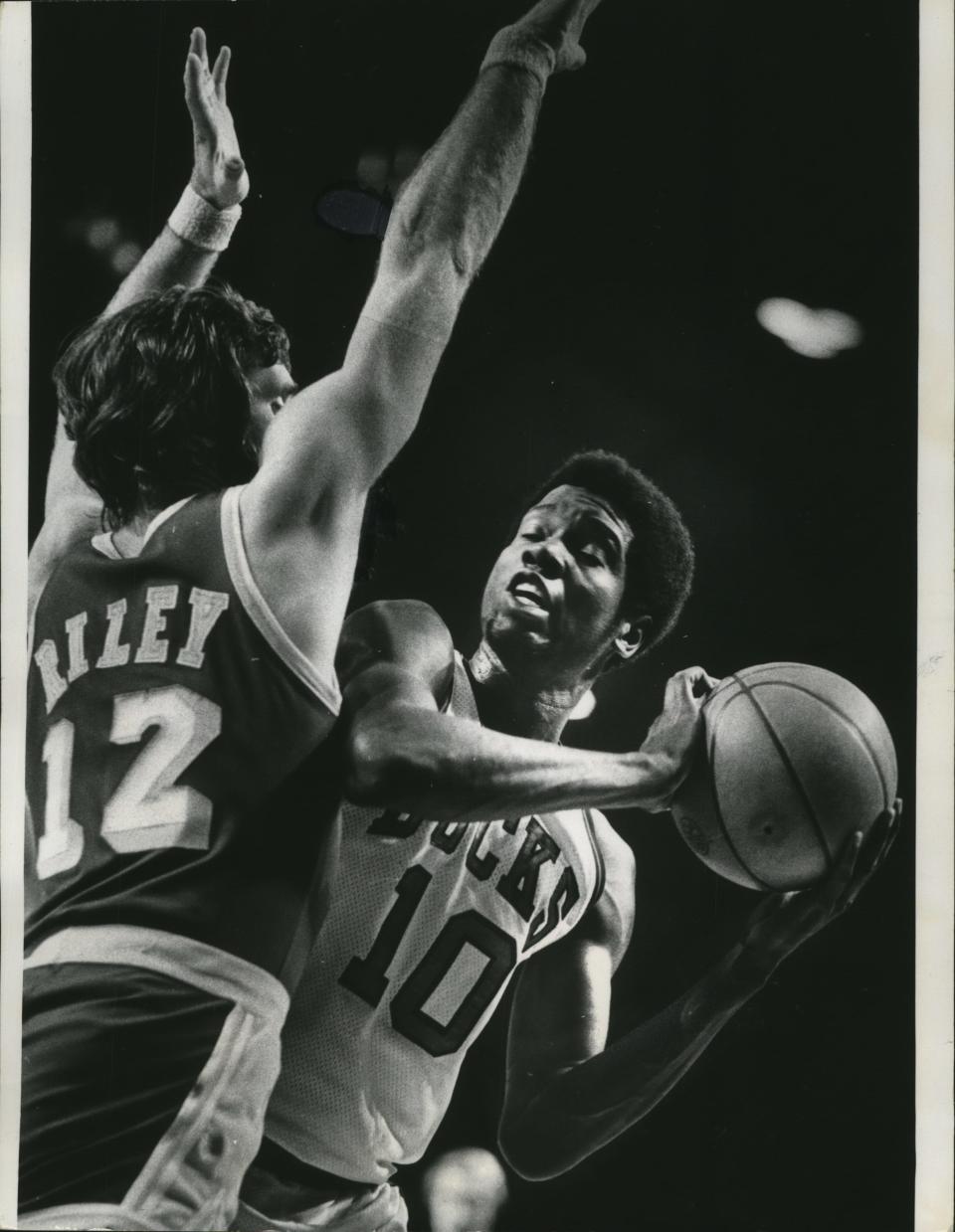 Playing in a 1974 playoff series against the Lakers, Bob Dandridge looked toward the basket with Pat Riley guarding.